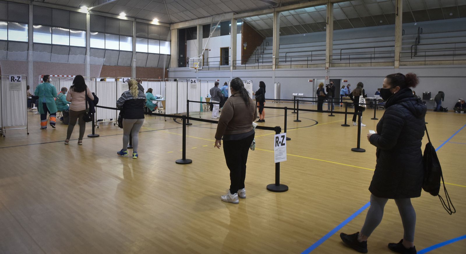 Coronavirus: La vacunación en el Pabellón deportivo de la Facultad de Económicas