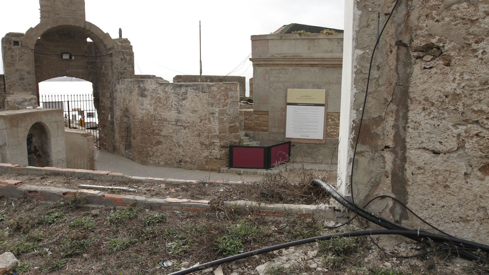 El castillo de San Sebastián lleva años cerrado.