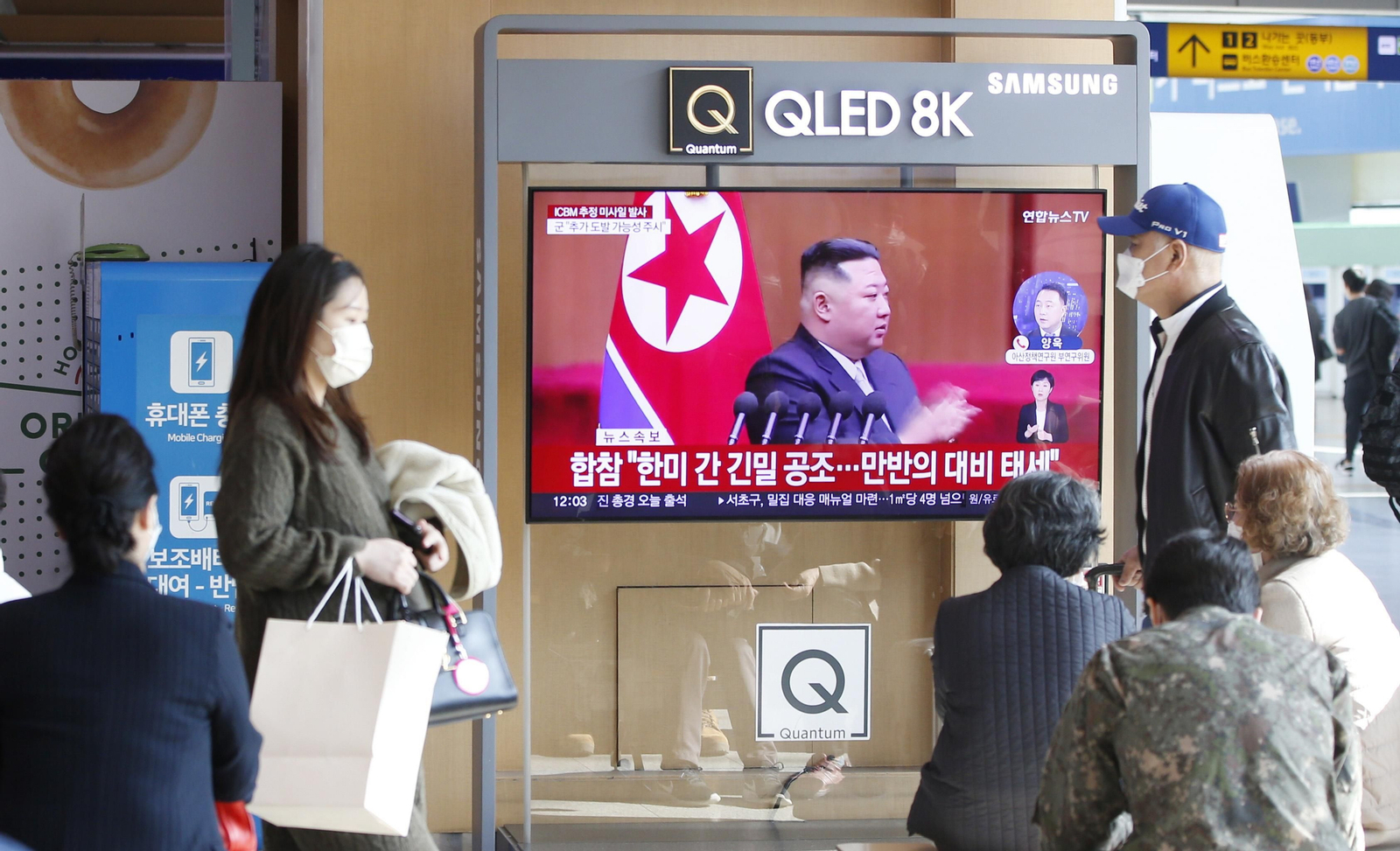 Varias personas observan las noticias en una estación de Seúl.