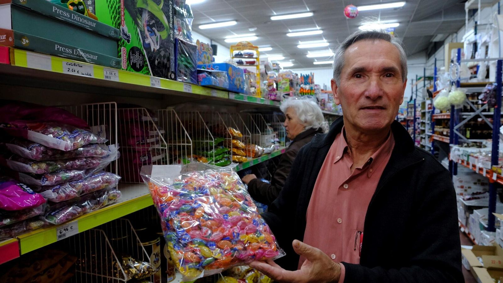 Francisco Roca enseña una de las bolsas de caramelos que llenan sus estanterías y que cientos de ayuntamientos se han llevado ya de sus instalaciones para que los repartan los Reyes Magos de Oriente.