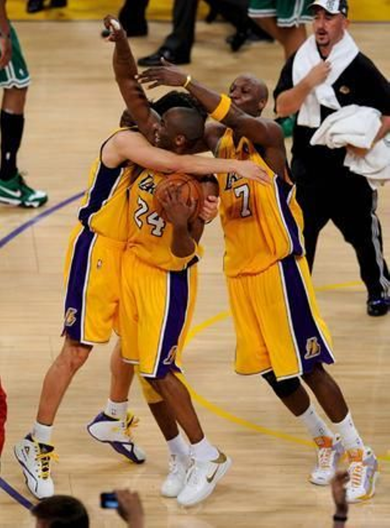 Los Angeles Lakers se alzaron con su decimosexto anillo tras vencer a Boston Celtics (83-79) en el séptimo partido de la final de la NBA.

Foto: Agencias