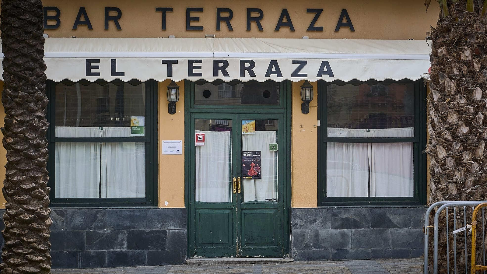 Un bar de Cádiz capital, cerrado durante el confianmiento.