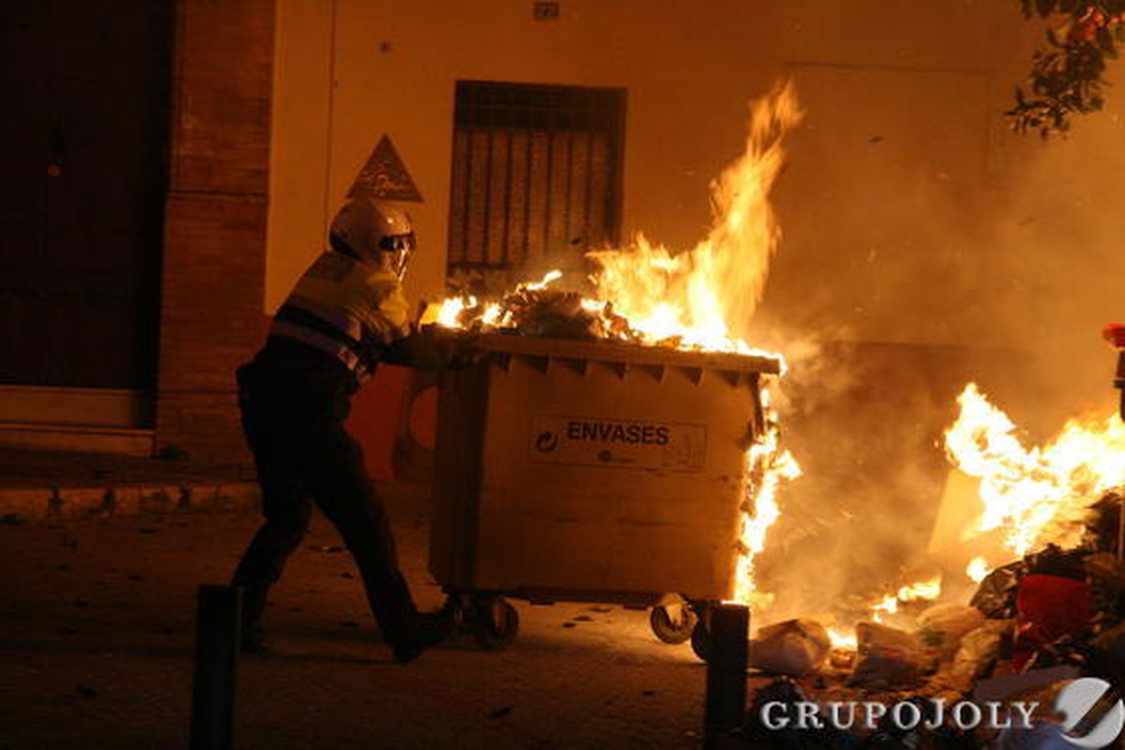 Detenidos dos menores y un adulto por la quema de ocho contenedores