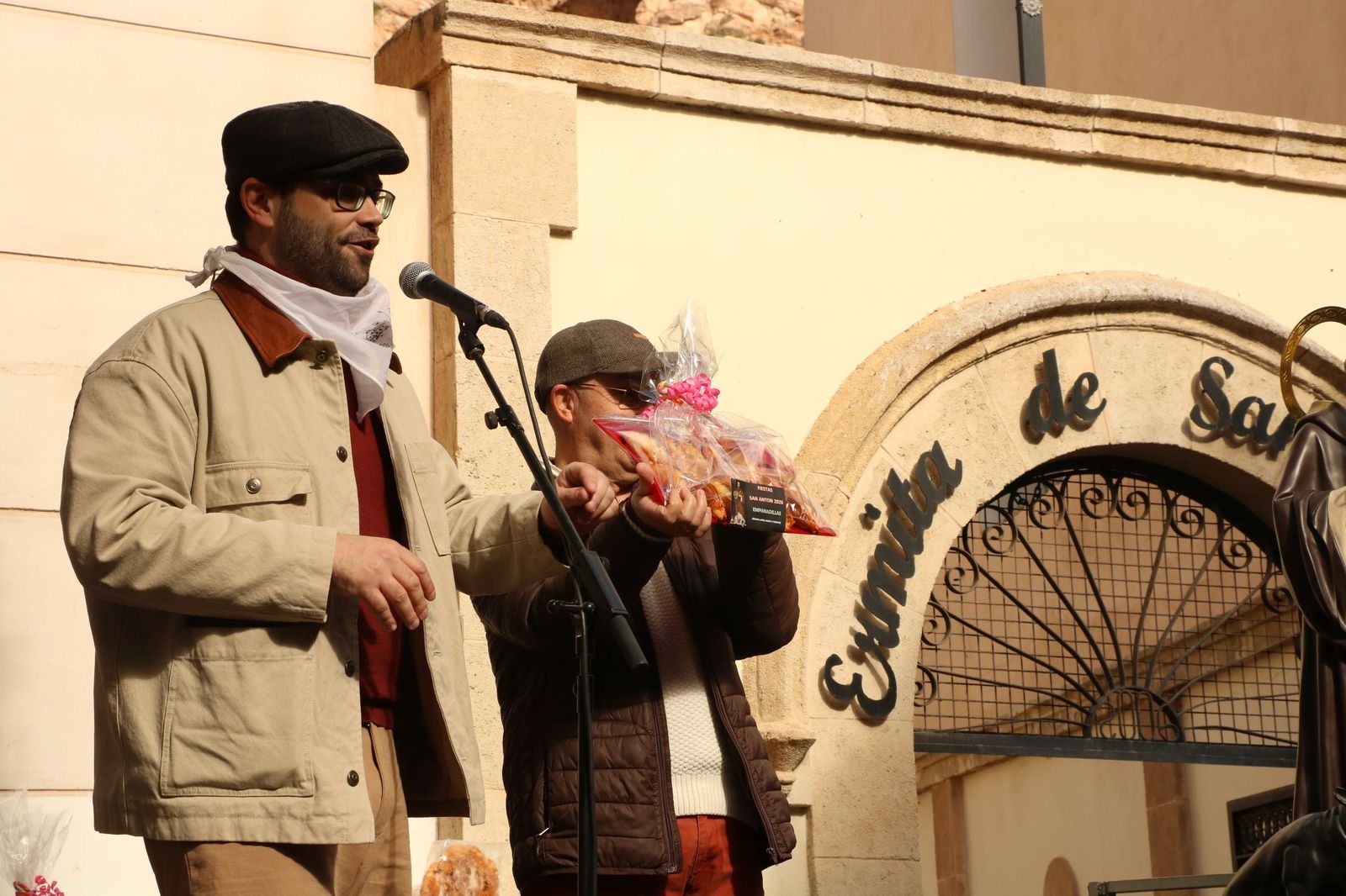 Así ha sido la bendición de las mascotas y la subasta de 'rabicos' en el casco histórico de Almería