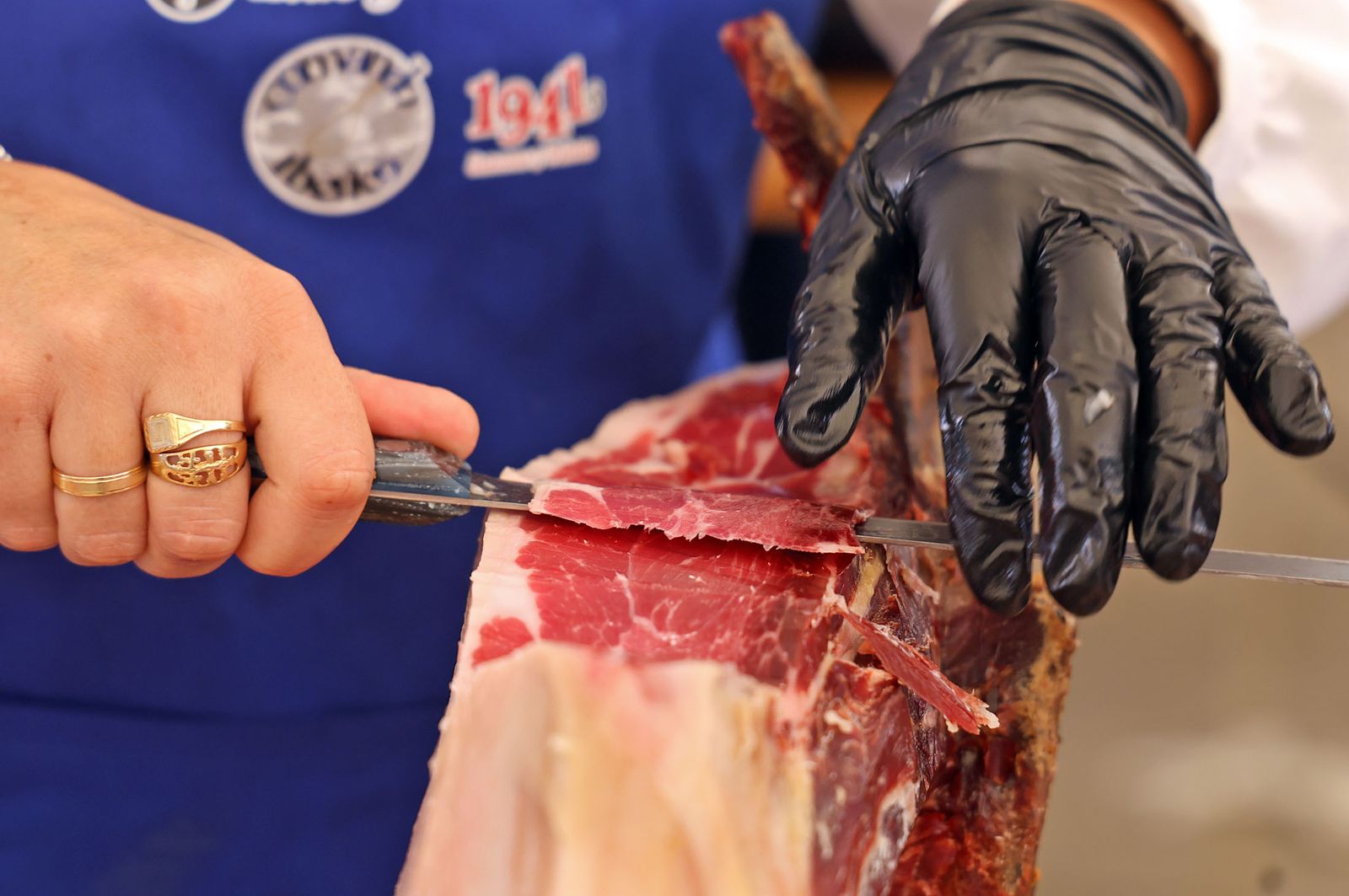 Huelva consigue el récord Guinness con el plato de jamón más grande del mundo, en imágenes