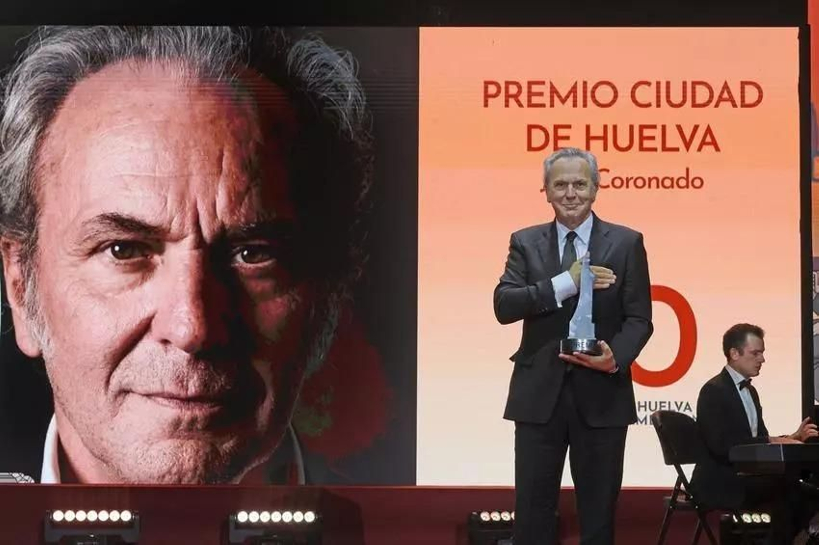 José Coronado recogiendo el Premio Ciudad de Huelva.