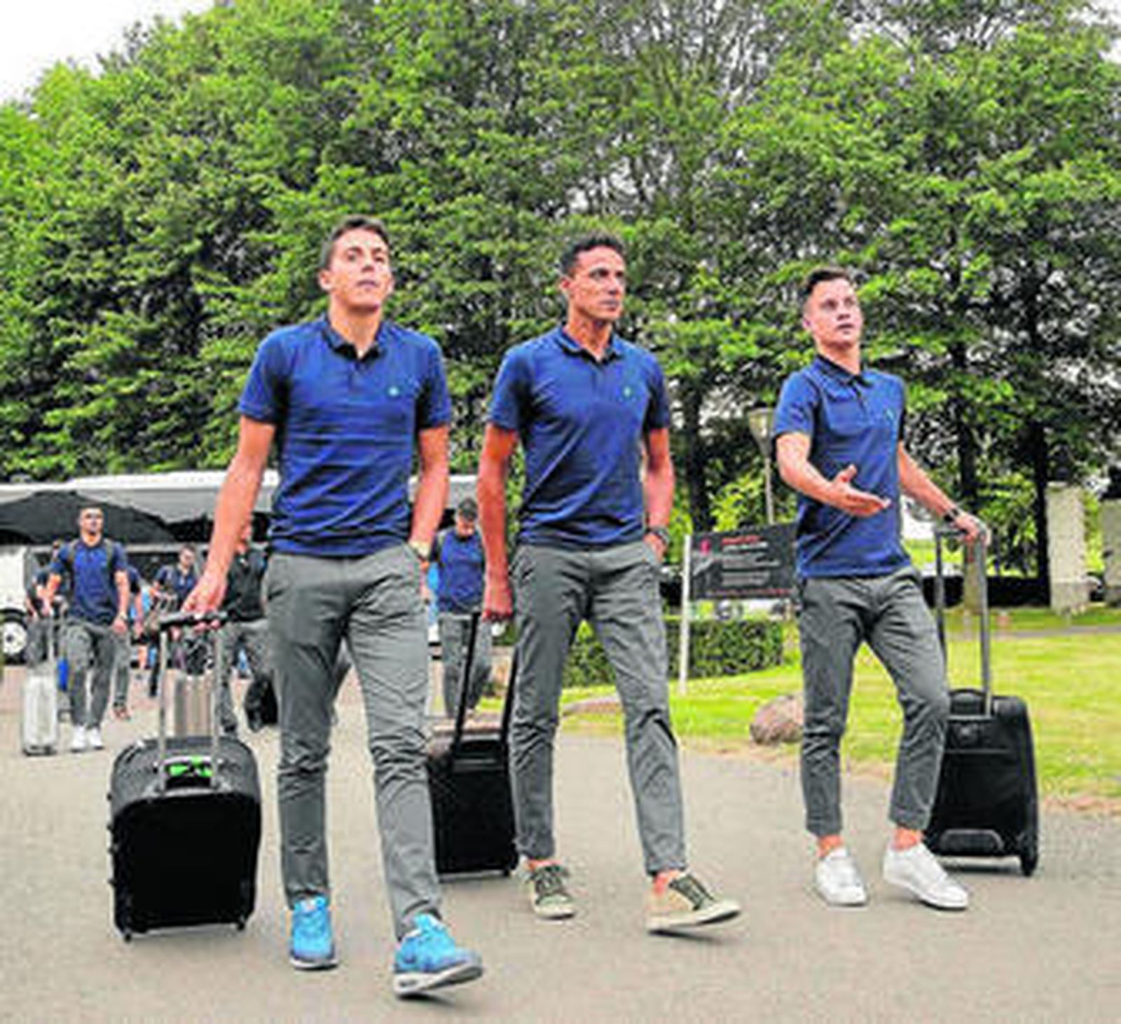 Fornals, Weligton y Juanpi, a la llegada del Málaga a Holanda.