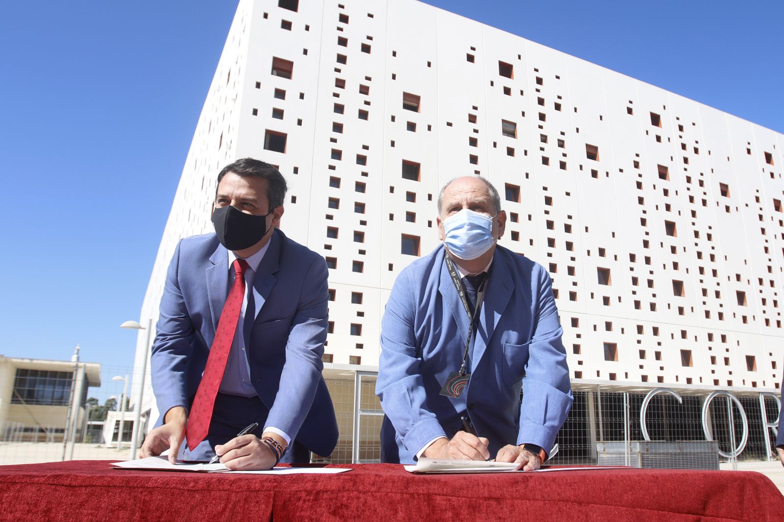 José María Bellido y José Manuel Marcos firman el contrato para terminar las obras del Centro de Convenciones, Ferias y Exposiciones.