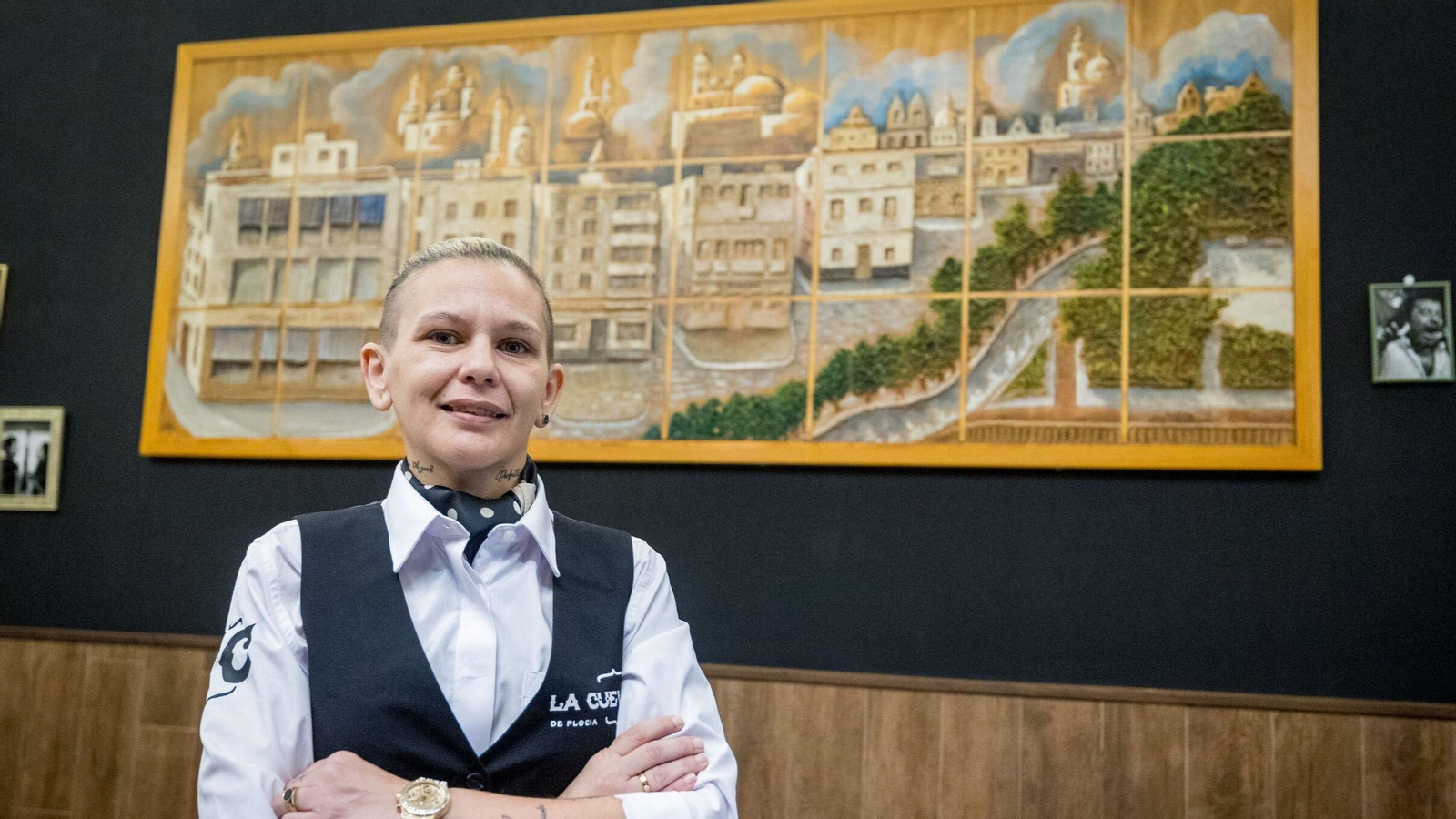 Raquel Sánchez ante el cuadro de la Alameda donde luce el antiguo restaurante El Anteojo.