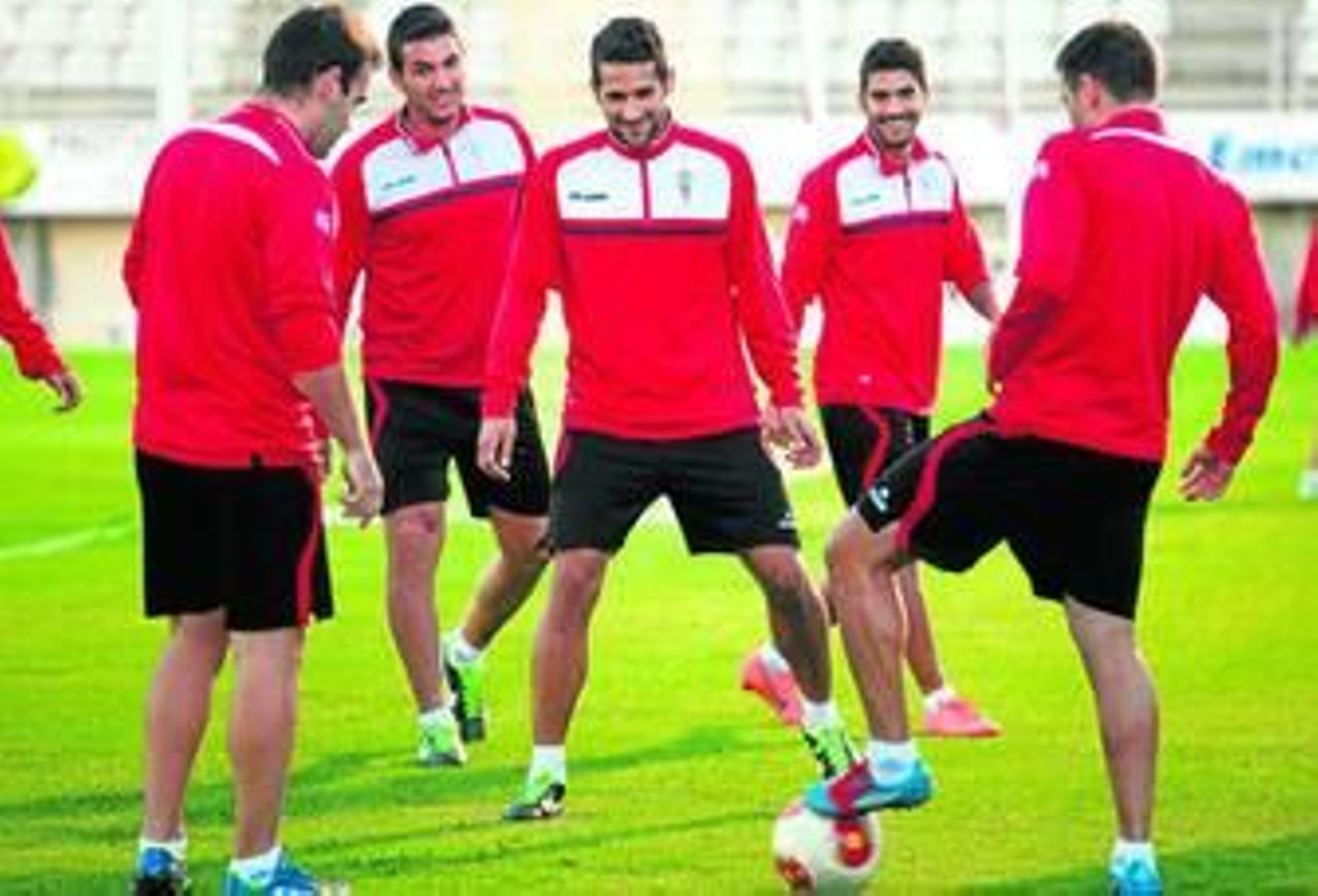 Un rondo en el que el central Carlos Fernández está en el centro.