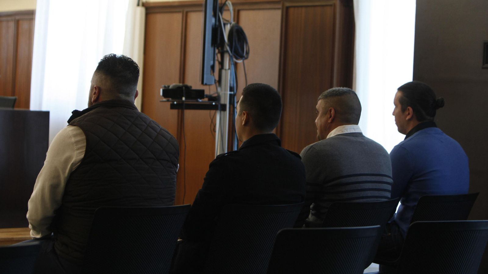 Los cuatro asaltantes, en el banquillo de los acusados.
