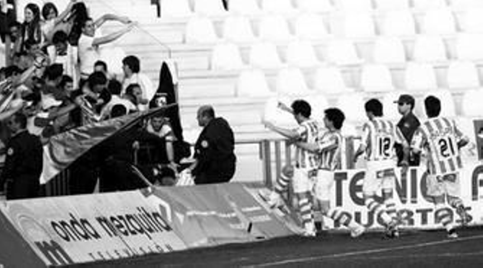 Aficionados y jugadores celebran el gol de Arteaga al Huesca.