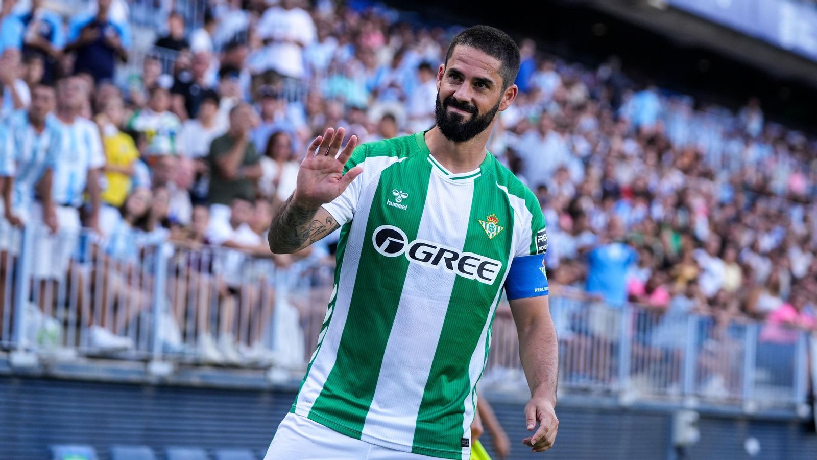 Isco saludando a la afición del Málaga en el amistoso de este verano