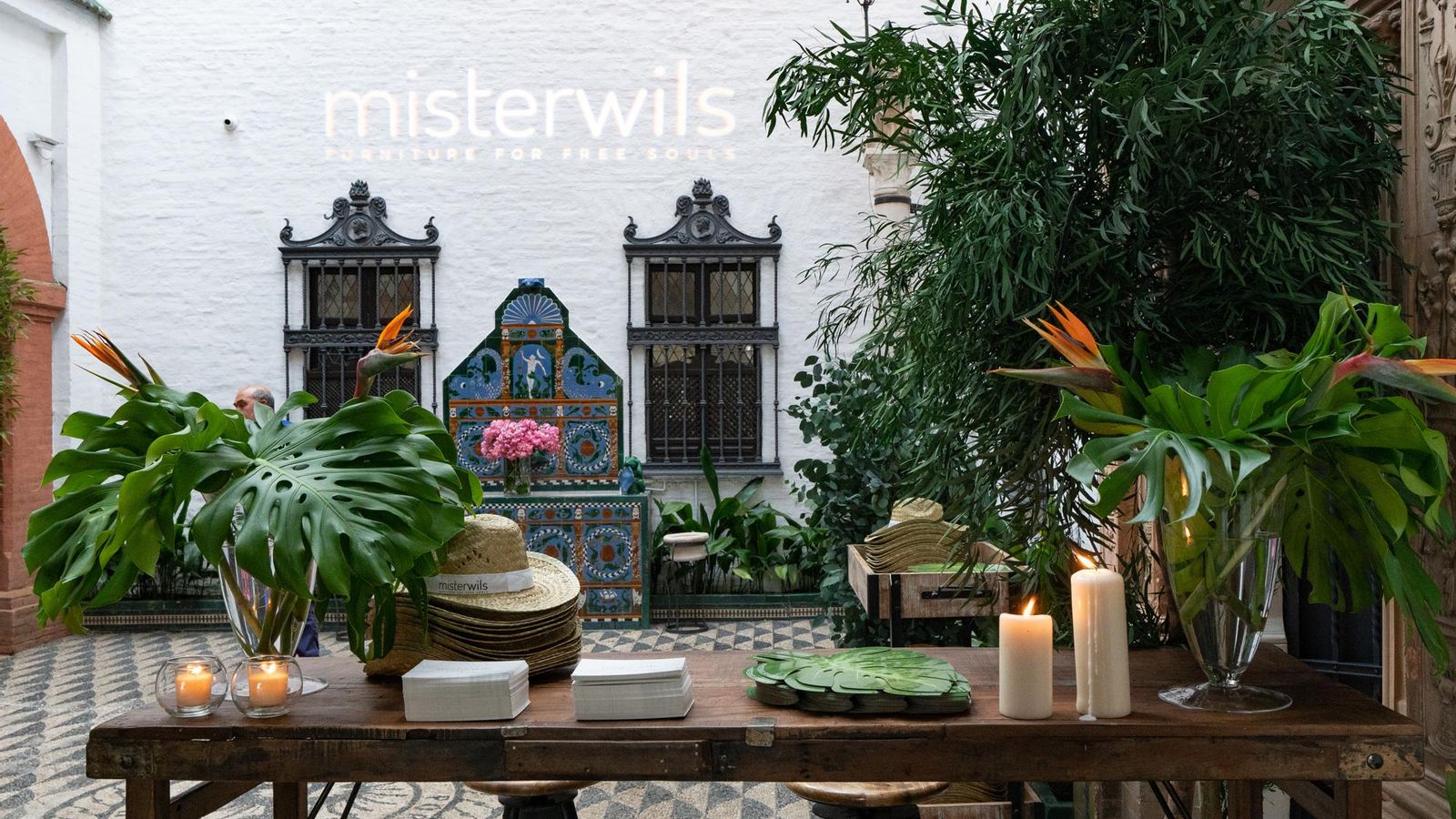 Entrada a la fiesta en la Casa de Guardiola