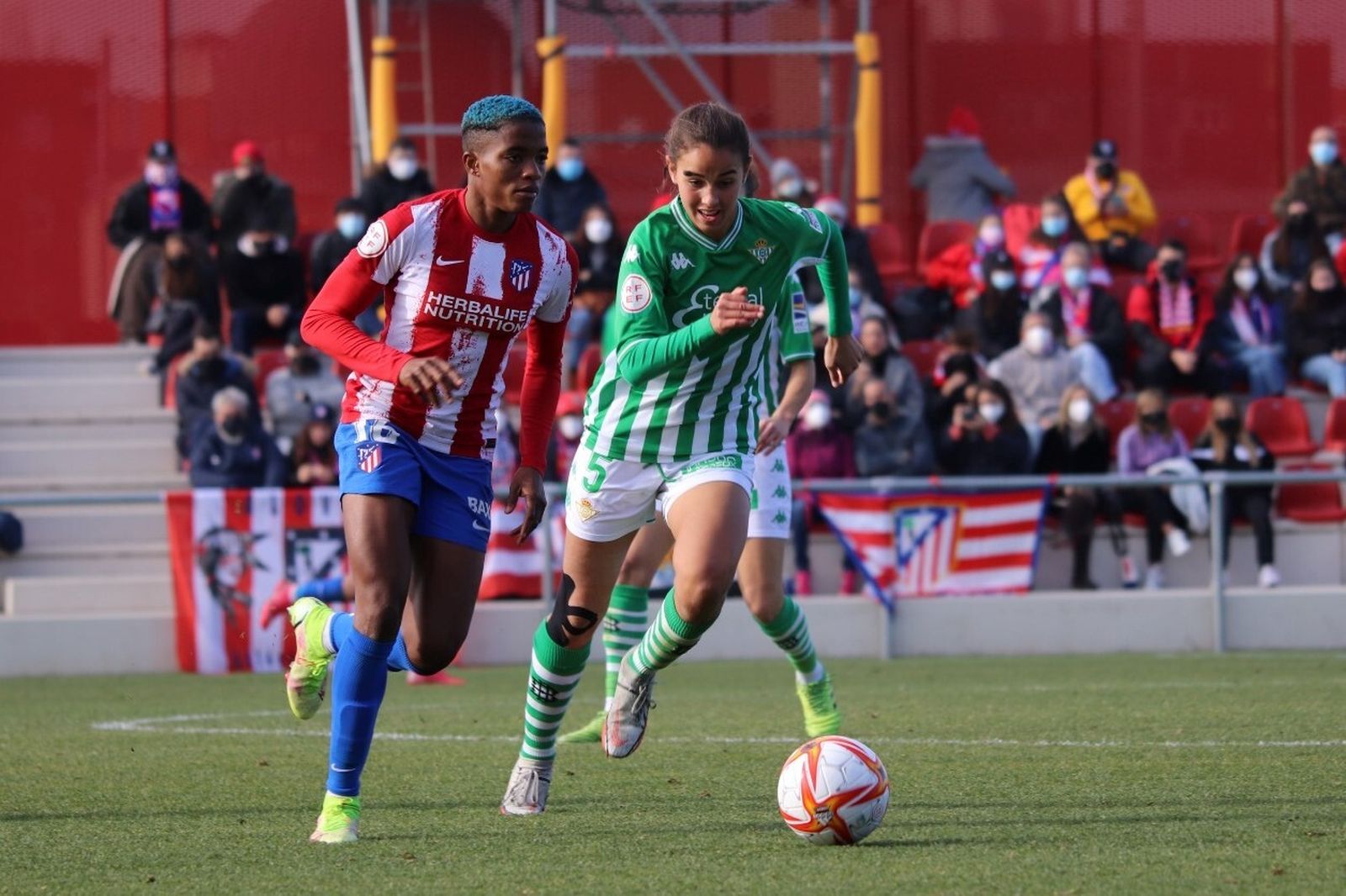 María Valle avanza con el balón durante el partido en el Centro Wanda.