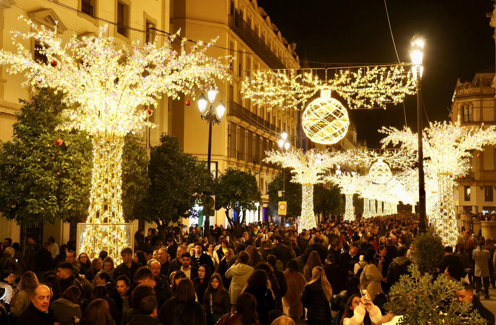 La Avenida de la Constitución abarrotada de gente durante el encendido navideño.