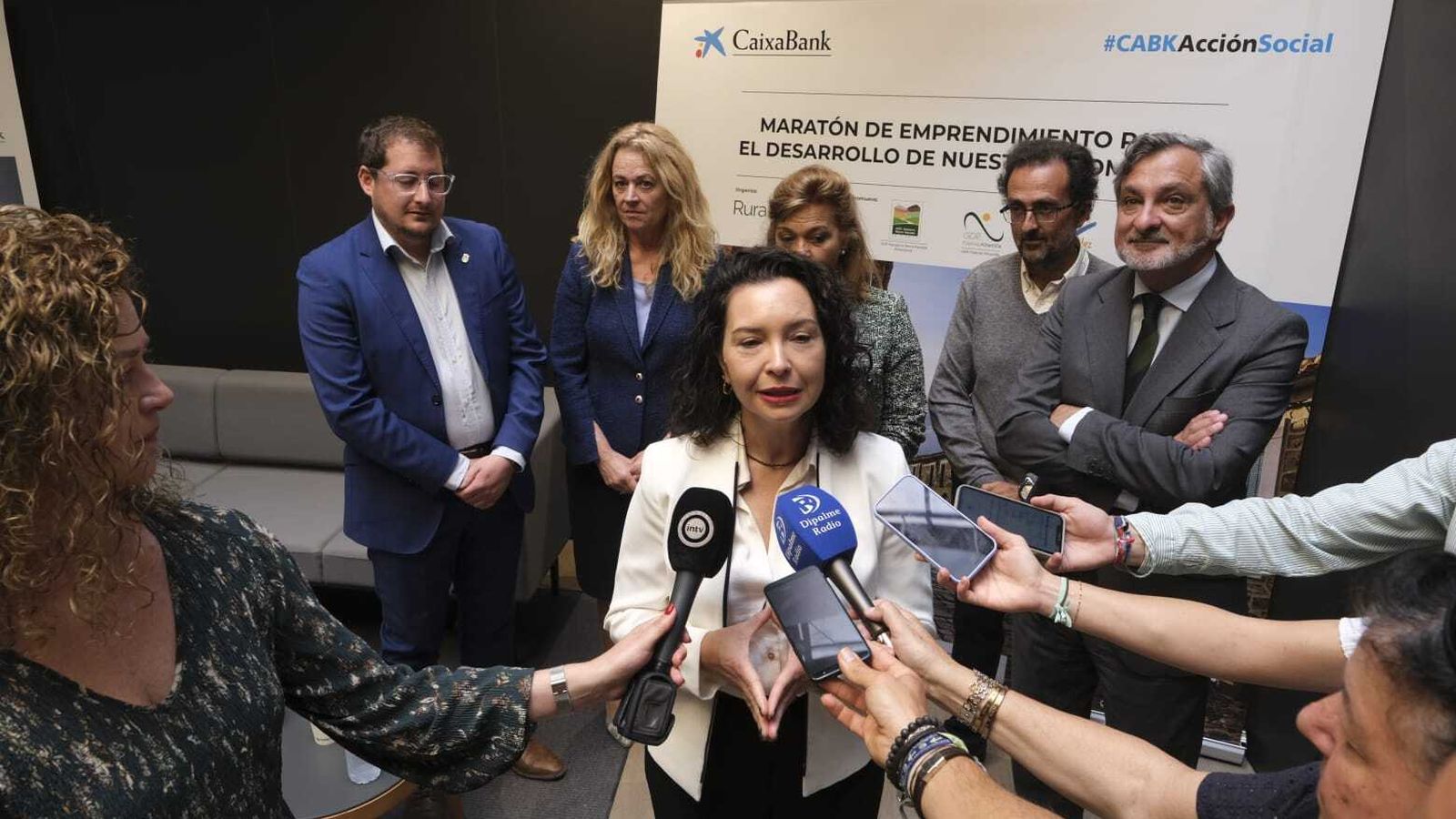 María Peláez atiende a los medios antes del comienzo de la presentación.