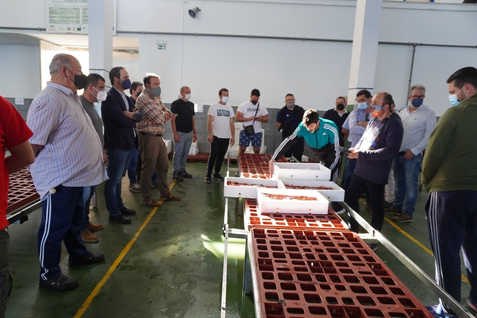 El Ayuntamiento de Carboneras adquiere veinte mesas para la subasta de pescado en la Lonja