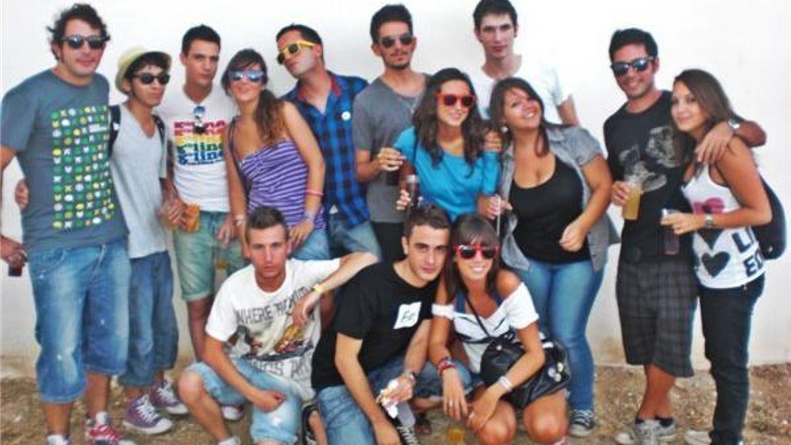Un grupo de asistentes al festival, en el botellón que se formó a las afueras del recinto.