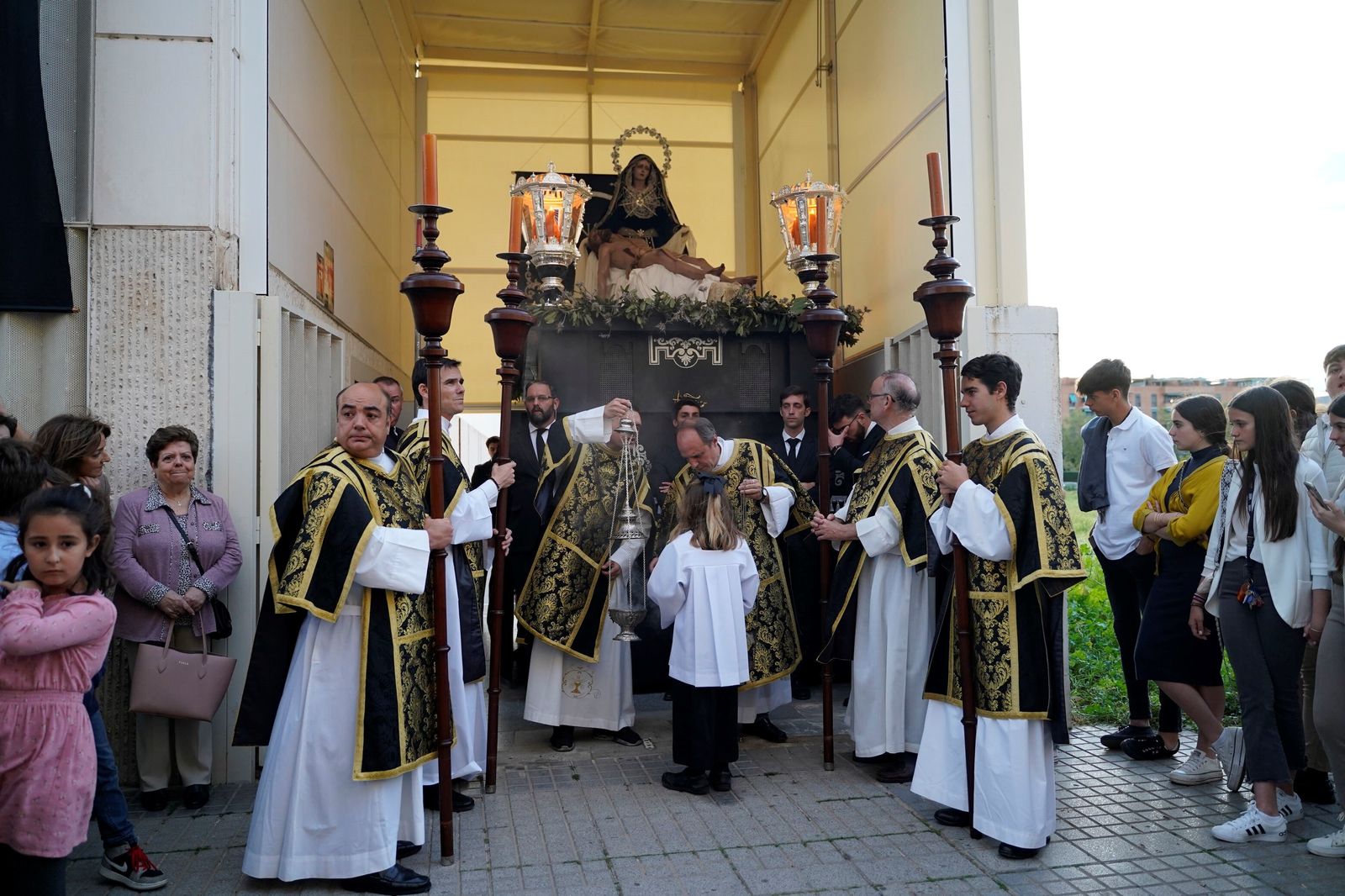Sábado de Pasión en Córdoba: la procesión del Traslado al Sepulcro en imágenes.