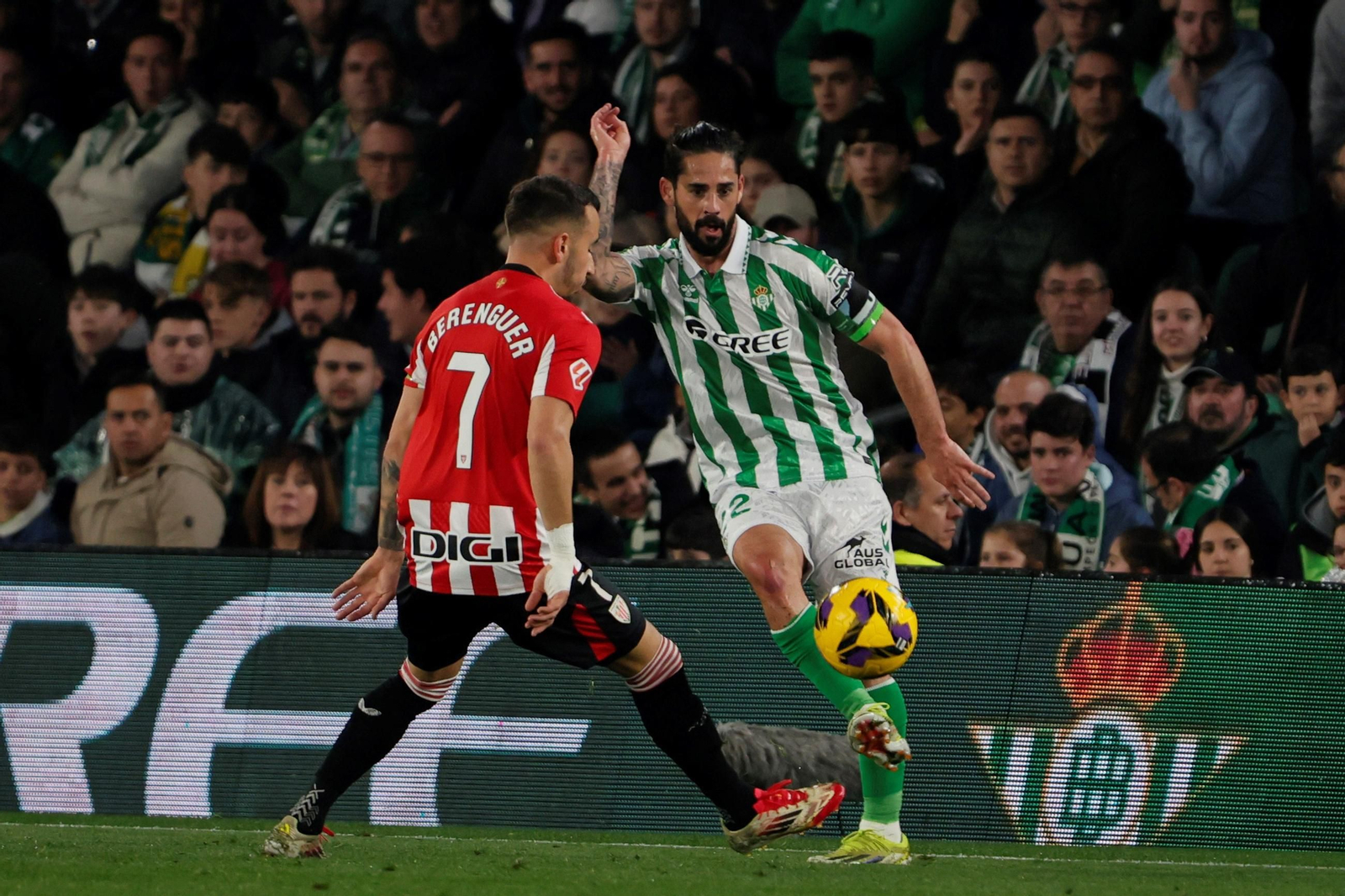 Isco toca el balón para un compañero ante Álex Berenguer.
