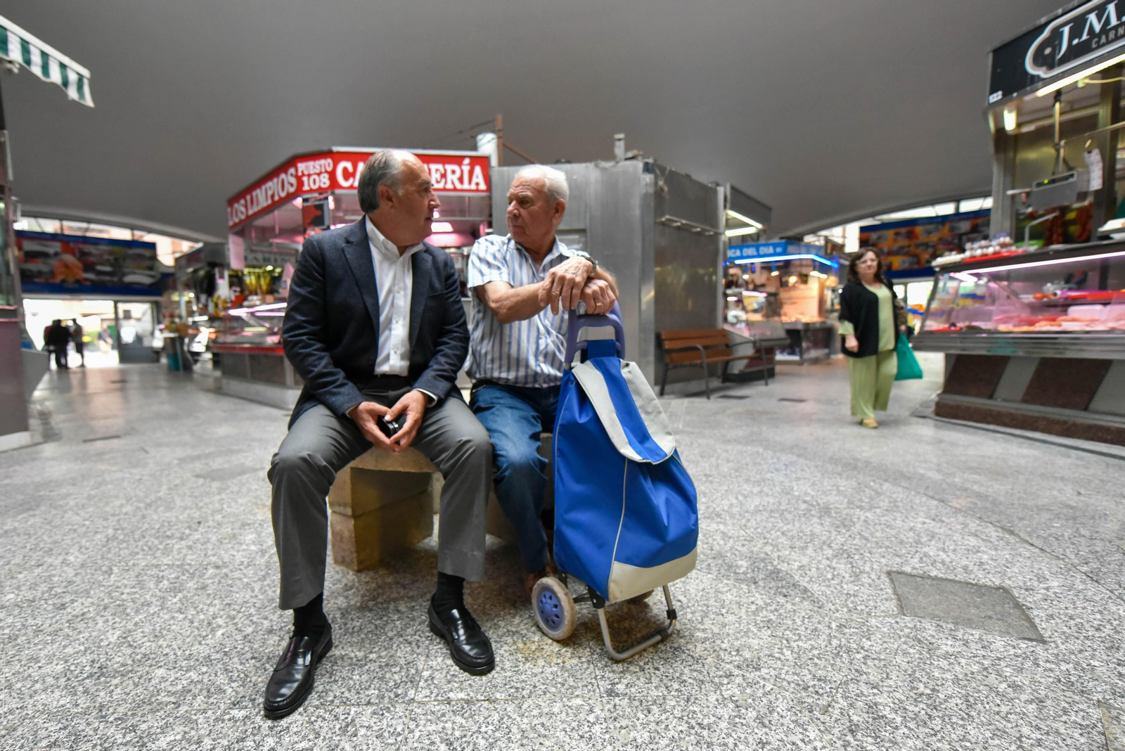 Landaluce charla con un vecino en el mercado Ingeniero Torroja.