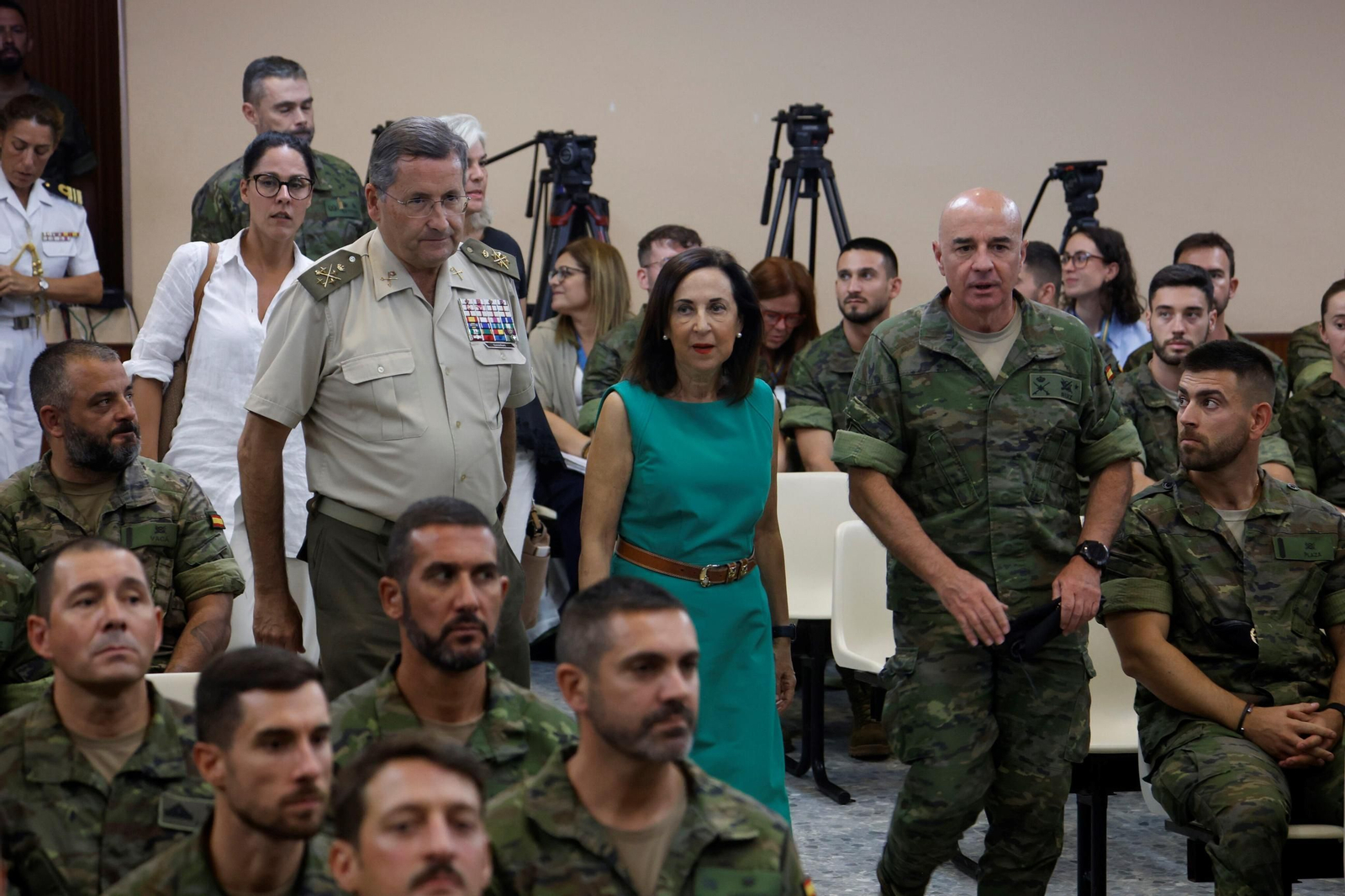 La ministra de Defensa, Margarita Robles, en la entrega las medallas conmemorativas al Ejército en la Bri X, en imágenes