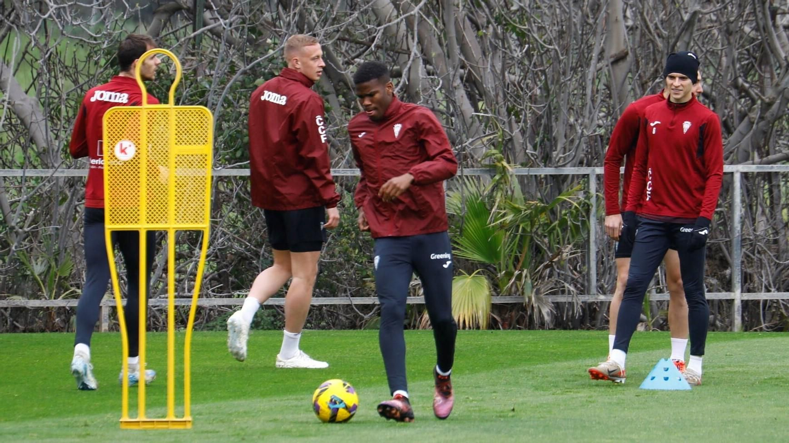 Marvel controla el balón en el entrenamiento de este miércoles del Córdoba CF. Marvel controla el balón en el entrenamiento de este miércoles del Córdoba CF.