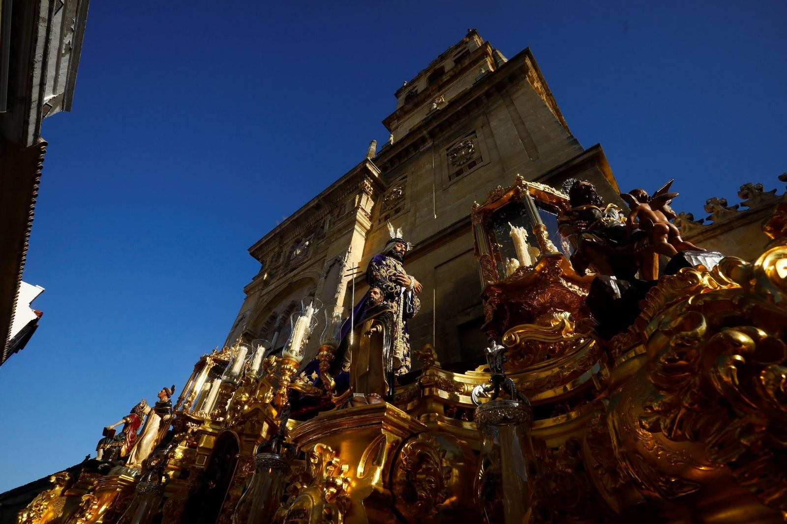 Las mejores fotos de los traslados de regreso de las hermandades tras el Magno Vía Crucis de Córdoba
