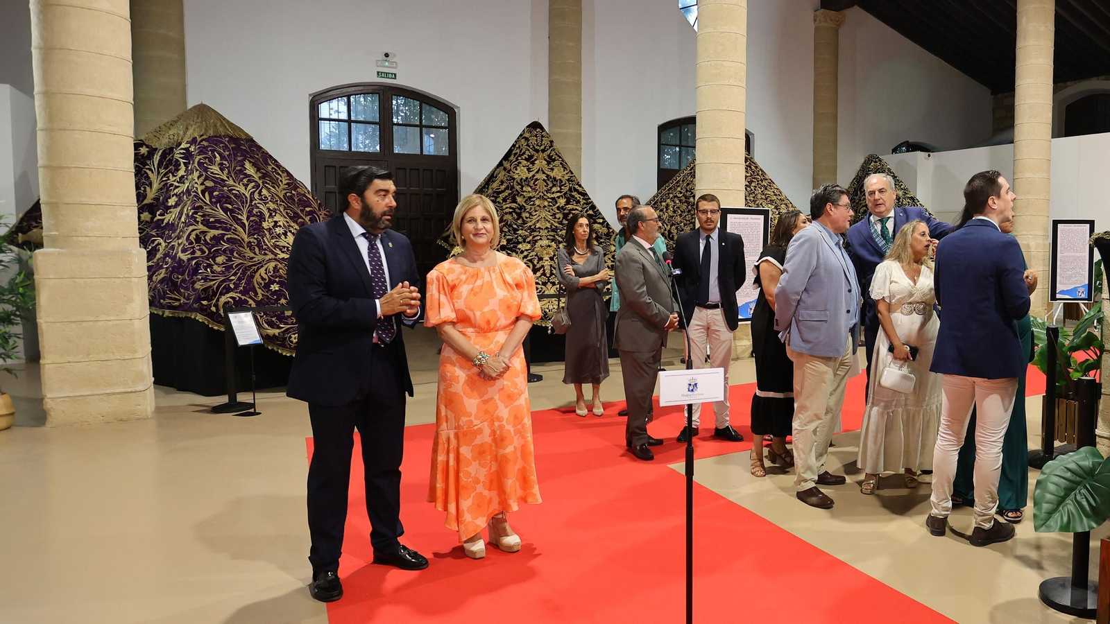 Inauguración de la exposición de mantos de vírgenes dentro de los actos de la Magna Mariana