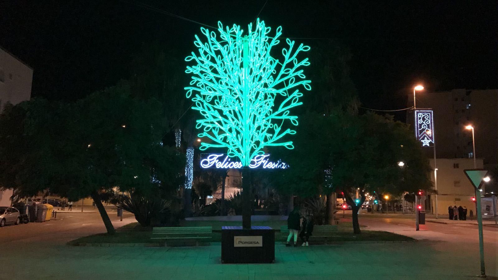 Aspecto de la plaza Alcalde Bázquez tras el encendido del alumbrado extraordinario.