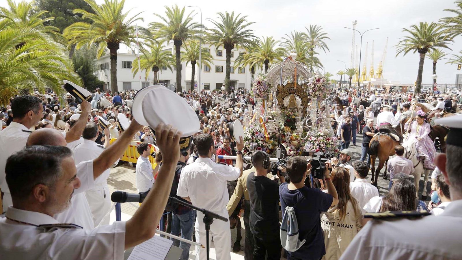 Emigrantes se despide de Huelva en la Comandancia de Marina.