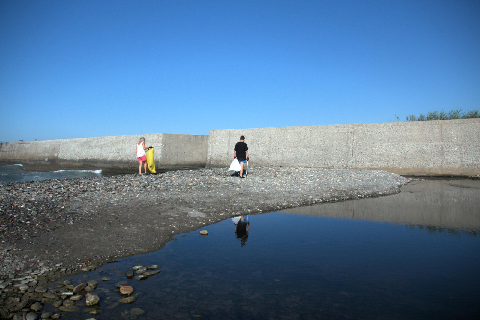 Así ha sido la jornada de limpieza de la desembocadura del río Guadalfeo en Salobreña