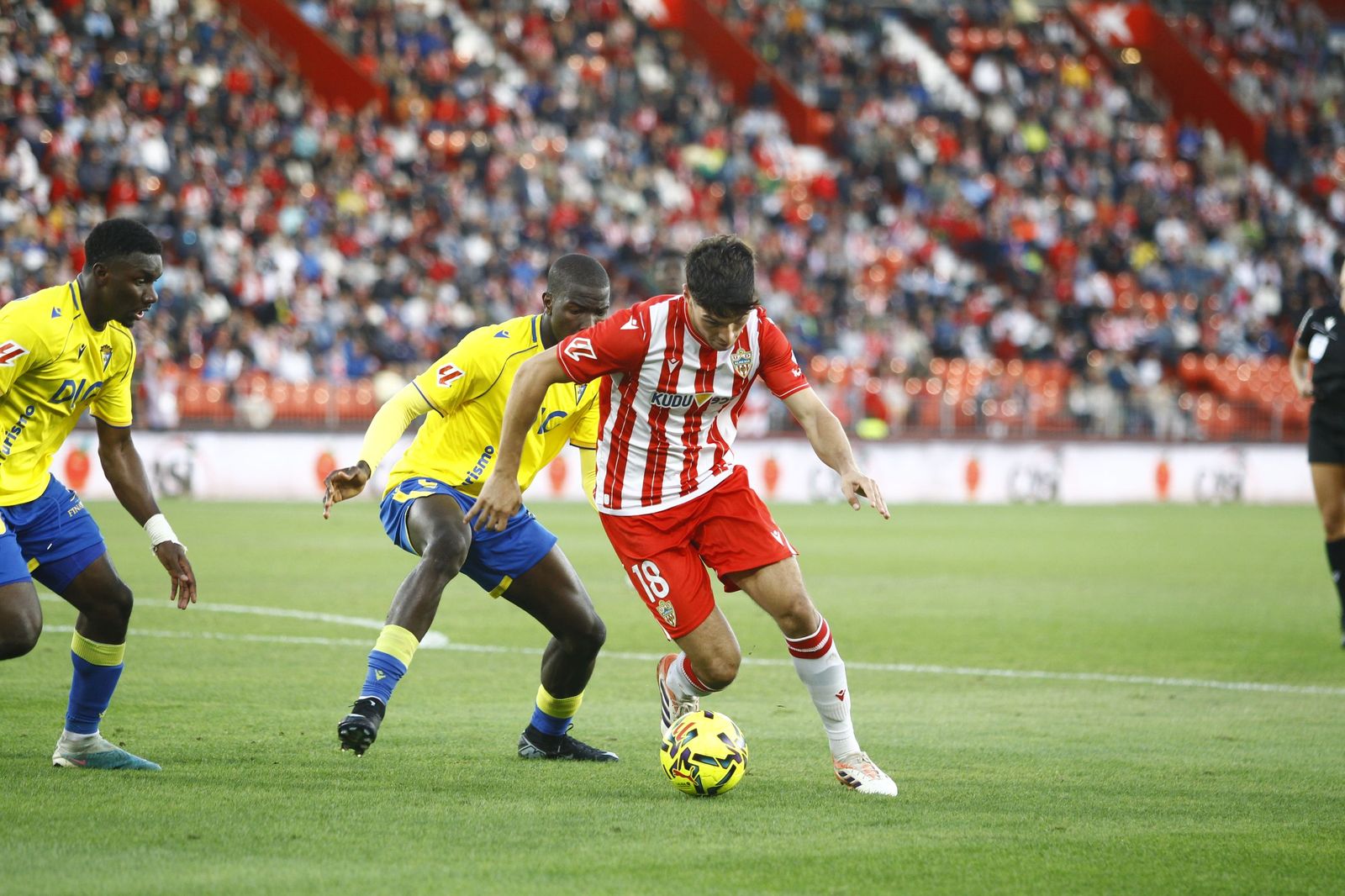 Bonini progresa con el balón durante una acción del encuentro de la primera vuelta en tierras almerienses.