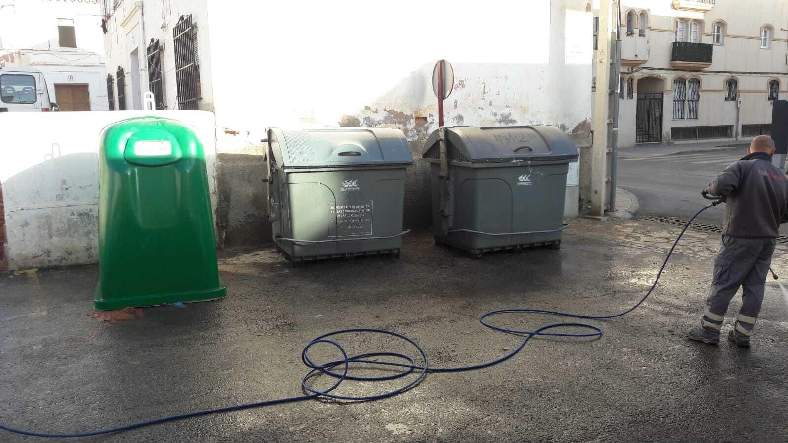 Los técnicos municipales se han afanado en baldear la zona afectada. Los técnicos municipales se han afanado en baldear la zona afectada.