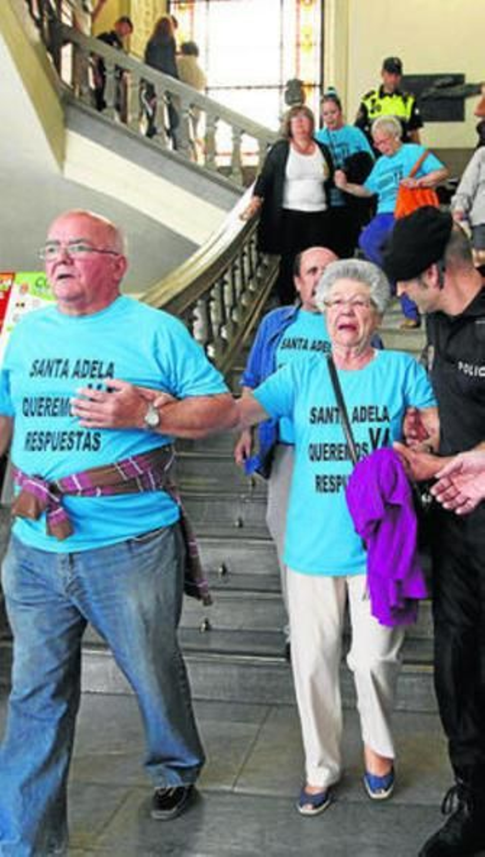 Los vecinos que fueron expulsados del pleno portaban camisetas reivindicativas.