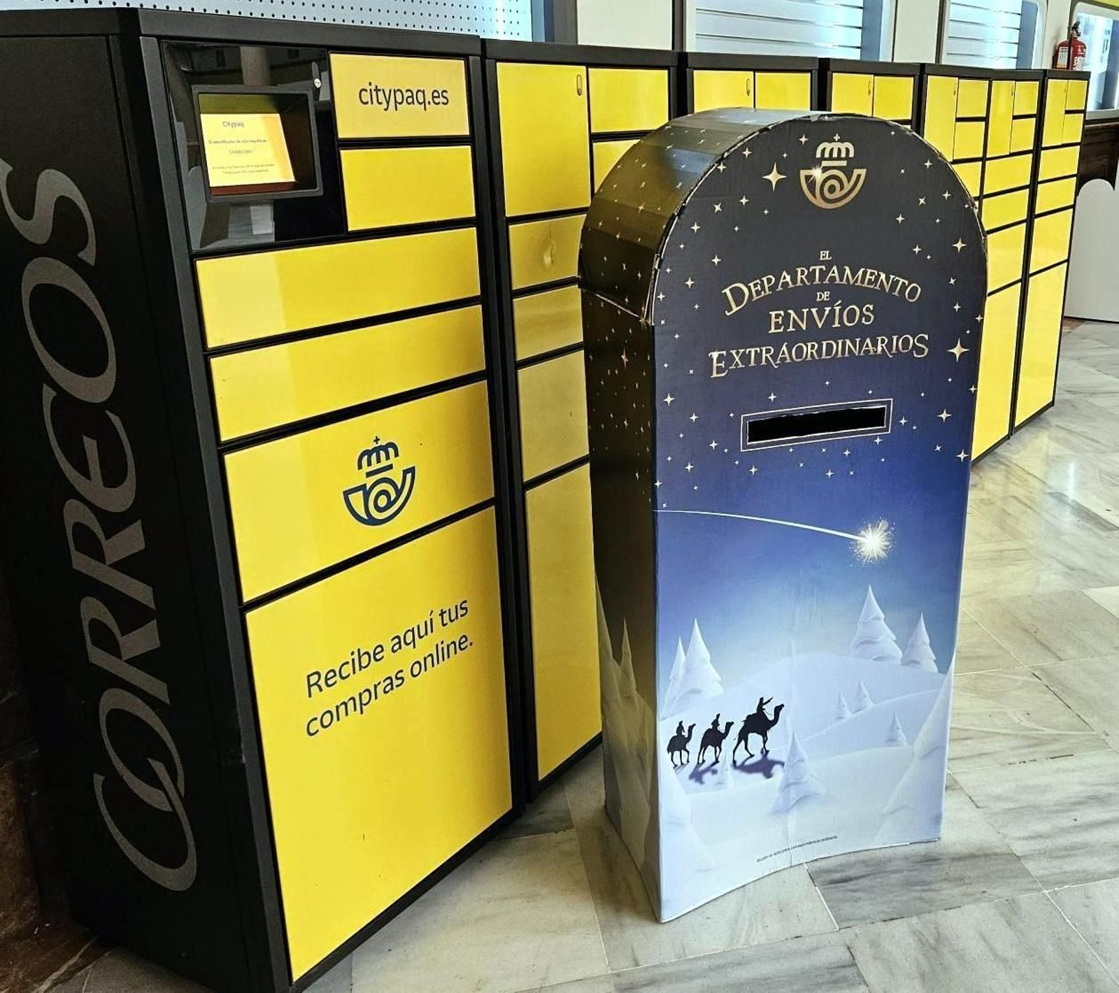 Buzón Mágico de Correos instalado para que los niños entreguen sus cartas para Papá Noel y los Reyes Magos