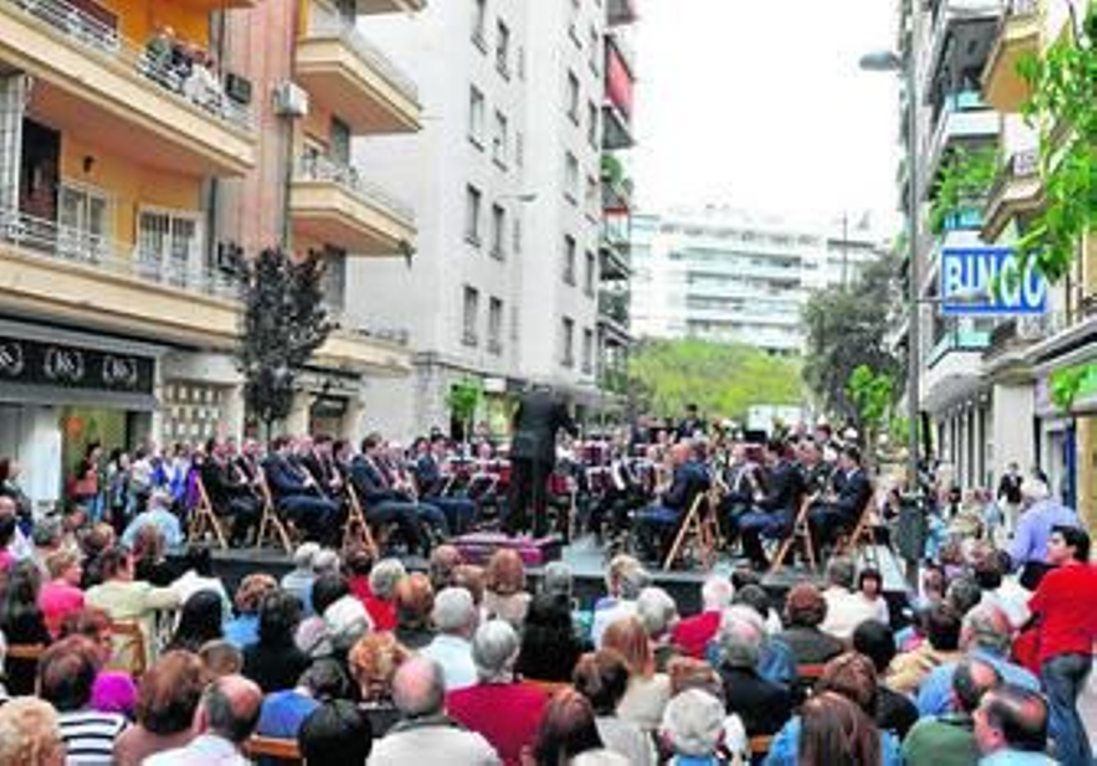 La Banda Sinfónica Municipal de Sevilla durante un concierto en la calle Asunción del barrio de Los Remedios.