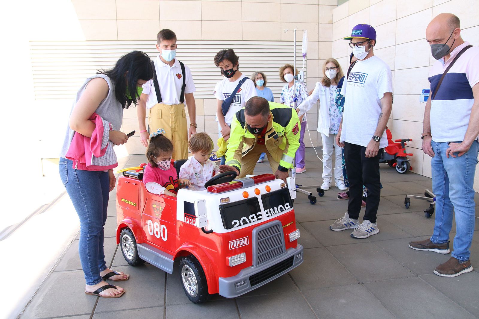 Fotogalería los bomberos de Almería regalan un cochecito eléctrico y camisetas a los niños hospitalizados de Torrecárdenas