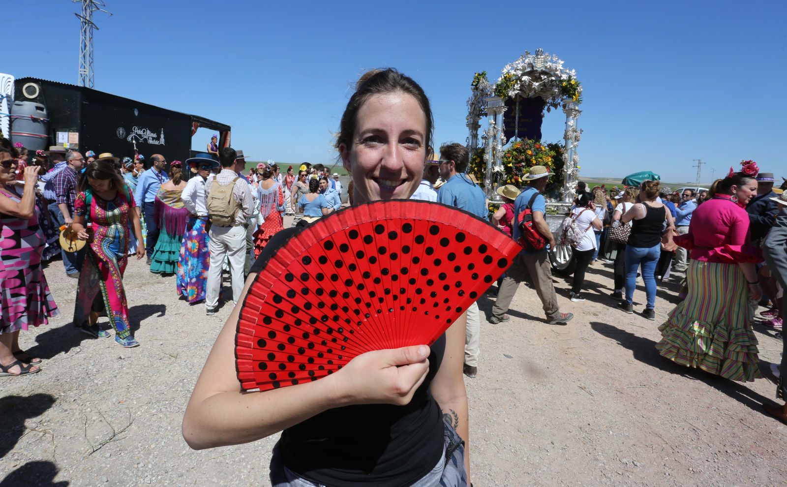 Abanico en mano, Eugenia Martínez posa en un alto del camino.