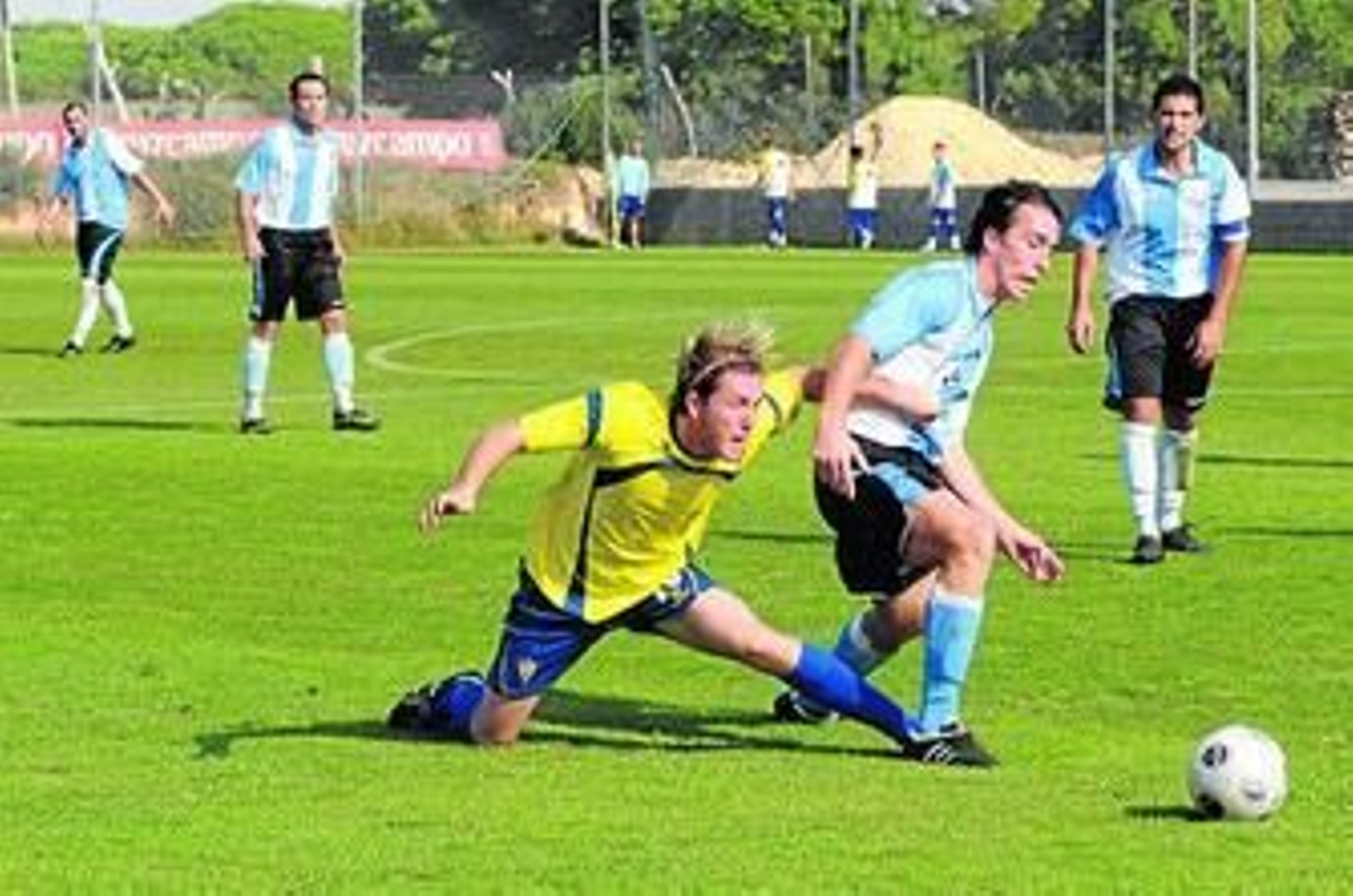 El tarifeño Dani Hoyos (del Balón) pugna con el algecireño Michán.