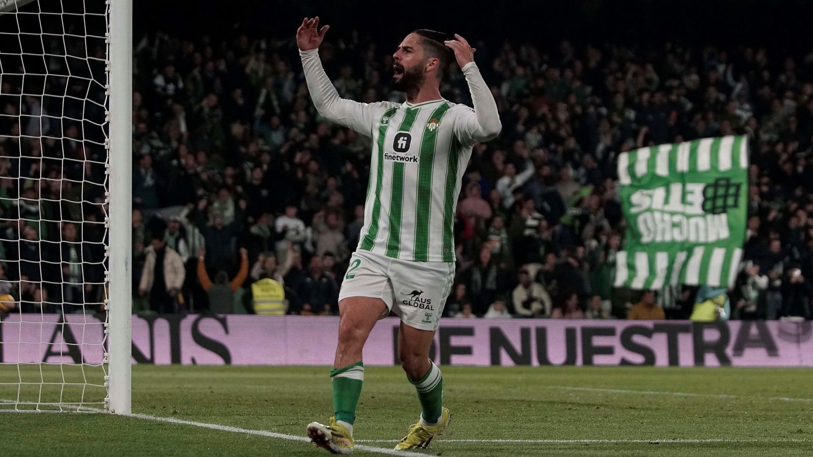 Isco celebra el segundo de sus goles.