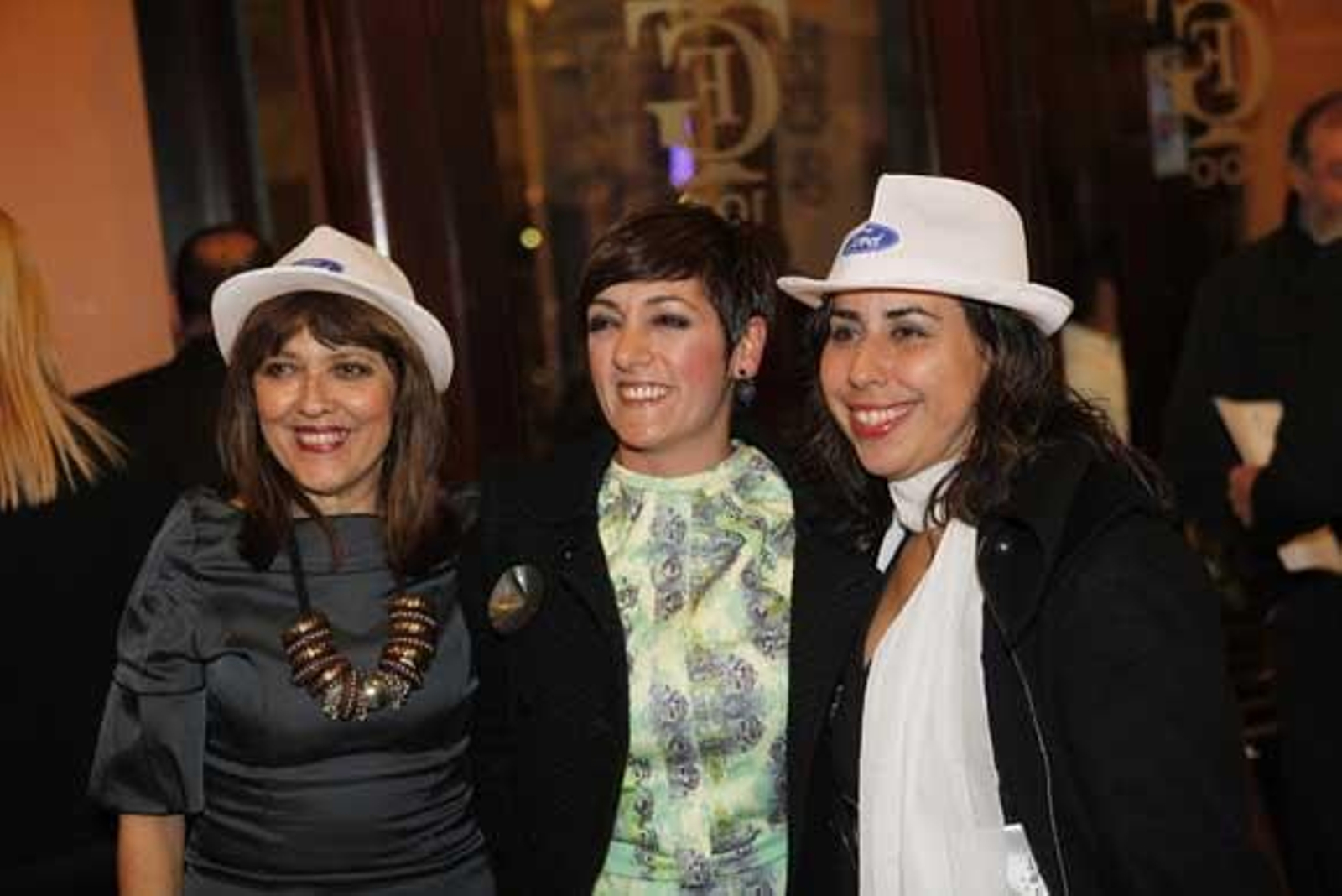 Numerosas personalidades se dieron cita en el Gran Teatro Falla para vivir la Final del COAC

Foto: Julio Gonzalez-Jesus Marin-Lourdes de Vicente