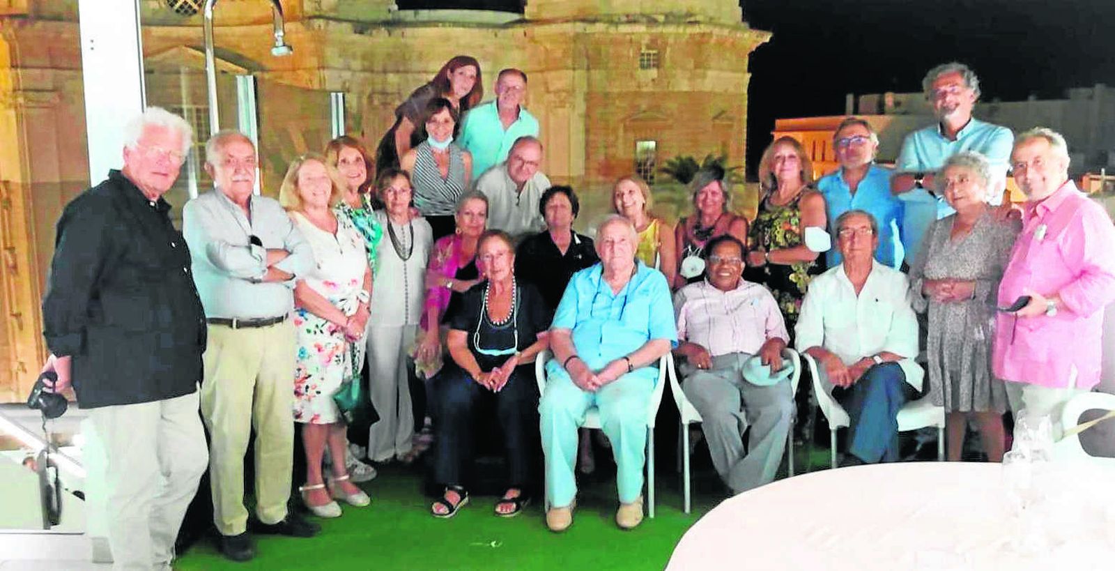 Miembros del Ateneo durante la cena veraniega en el Hotel La Catedral, entre ellos Luisa Carmona,José María Esteban,José Almenara, Hans Joseph Artz, María de los Ángeles Franco, Teresa Sánchez, Luis Gonzalo González, Antonio Ares, Paquita Lobato, Fernando Souza y José Ramón Pérez.