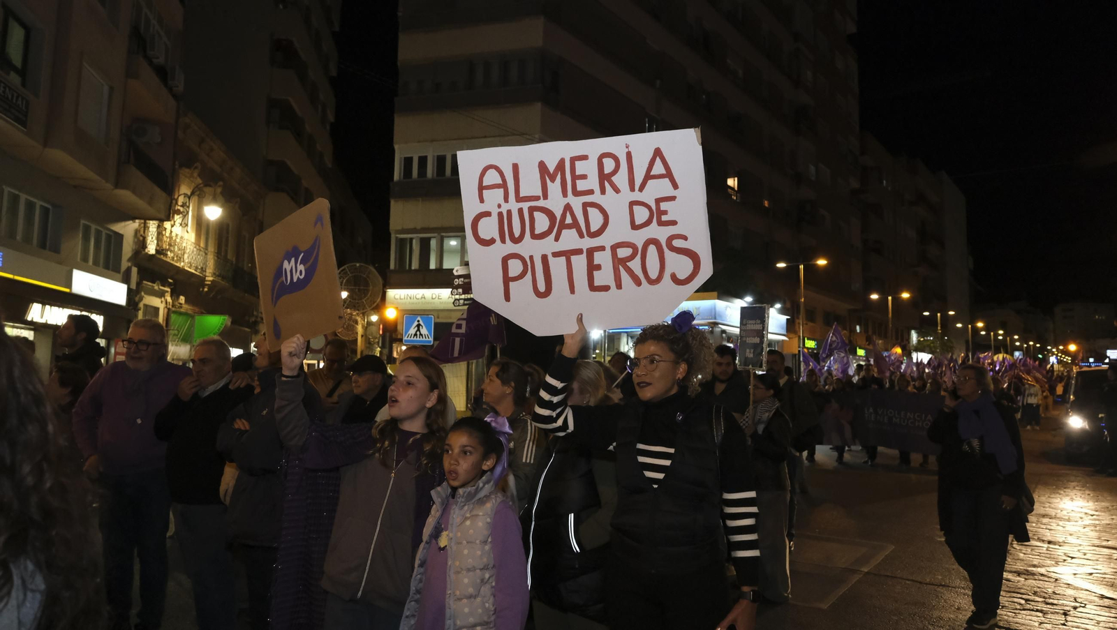Fotografías de la manifestación del 25-N por la violencia de género, en Almería