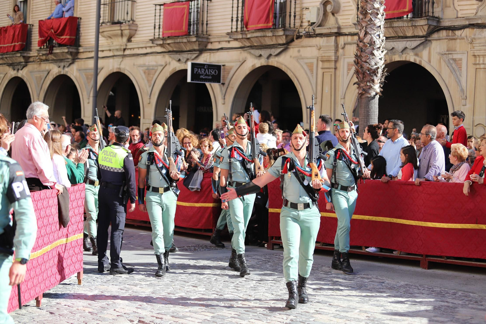 Recibimiento a la Legión en las calles del centro de Huelva