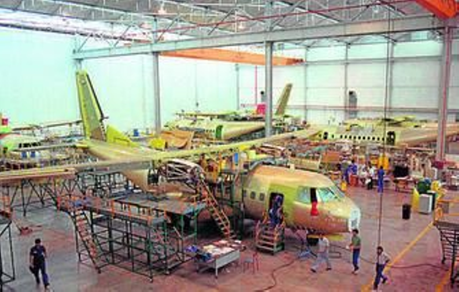 1. Imagen del 'roll out' (salida del hangar) del modelo C212 de CASA, en Sevilla, un hito que se produjo en los 70. 2. Detalle del morro del C207 (Azor), montado en Tablada, en la década de los 60. 3. El modelo CN-235 de CASA, en la línea de montaje final de San Pablo Norte. 4. En los años 50, Tablada trabajó en prototipos del fabricante alemán Dornier. 5. El Harrier Plus, en la factoría de San Pablo.