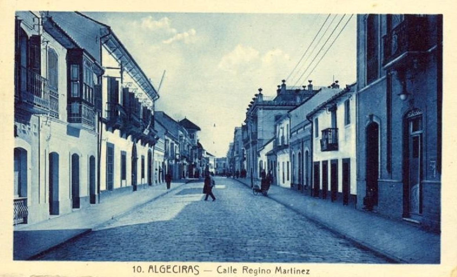 A la izquierda, la casa junto al piñero.