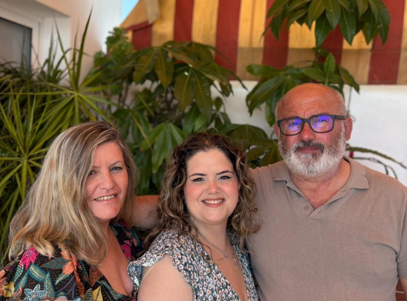 Paula, en el centro, junto a sus padres, Juani y Miguel, en una imagen reciente.