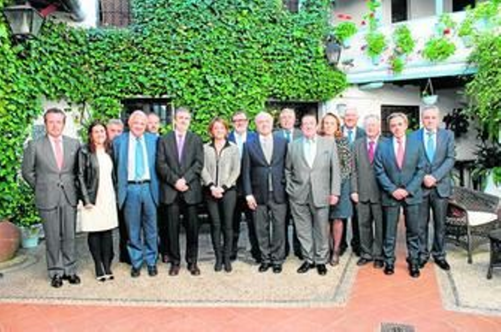 Los miembros del Consejo de Telefónica en Andalucía junto a la alcaldesa, Isabel Ambrosio. Los miembros del Consejo de Telefónica en Andalucía junto a la alcaldesa, Isabel Ambrosio.